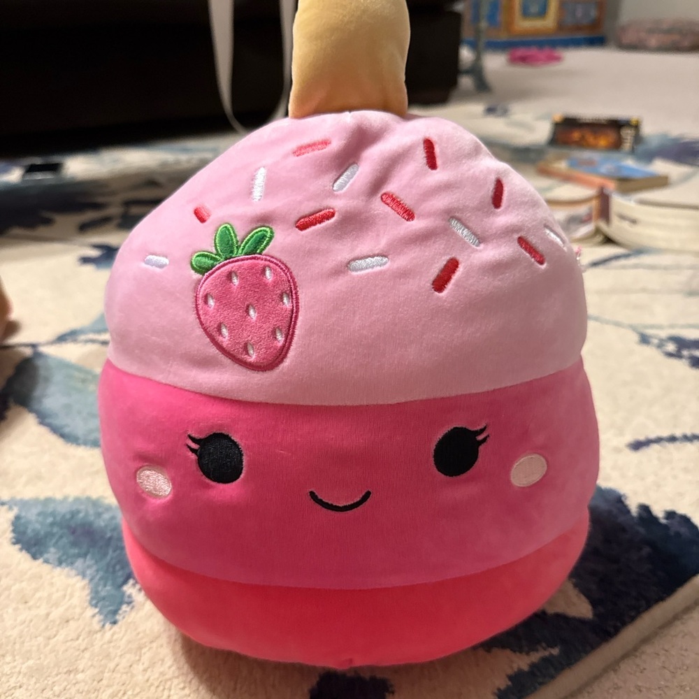 Strawberry Cupcake (Foodie Squad)
